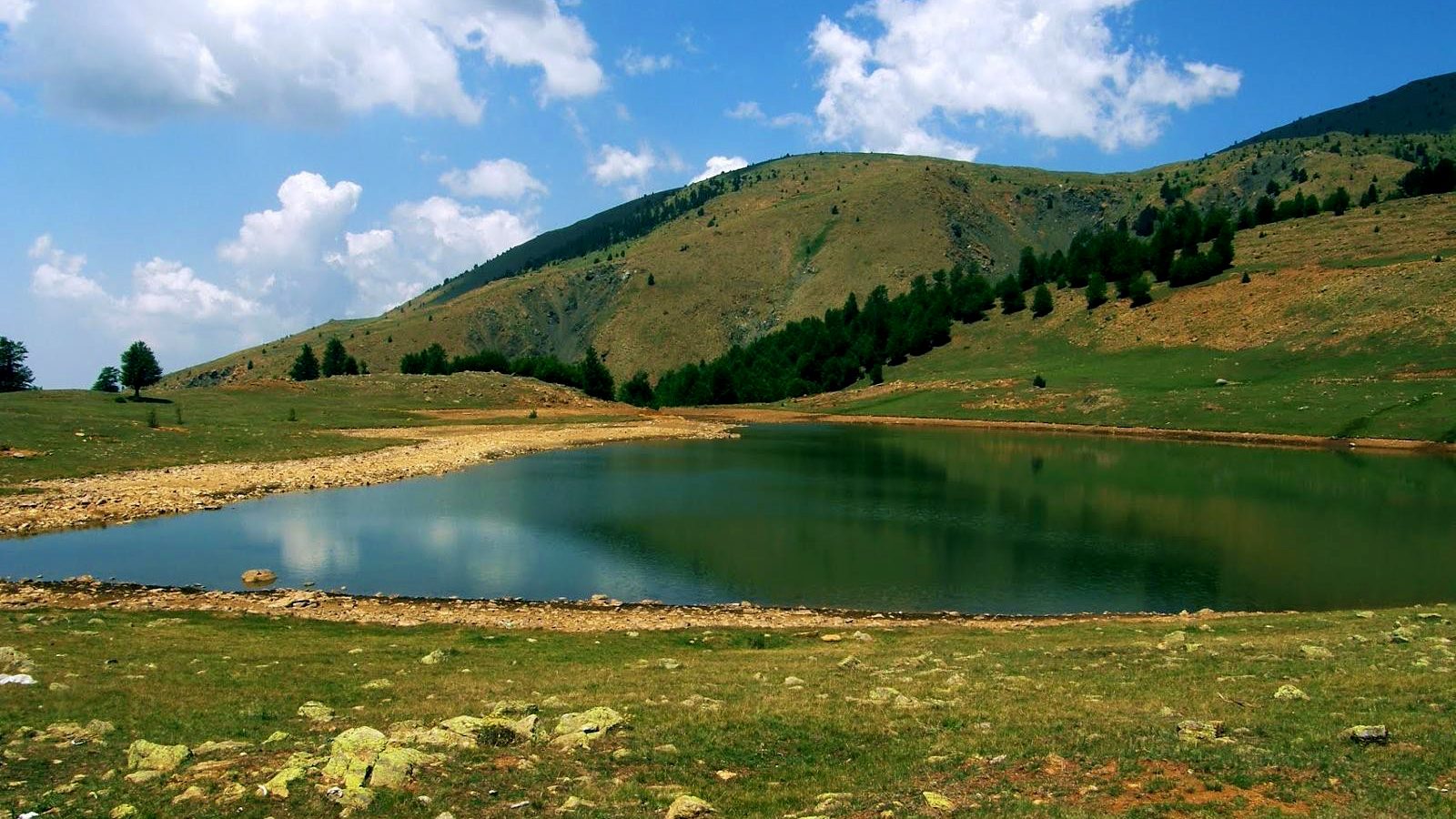 Liqeni i Zi: Shërim, freski dhe aventurë pranë Gramshit - Into Albania